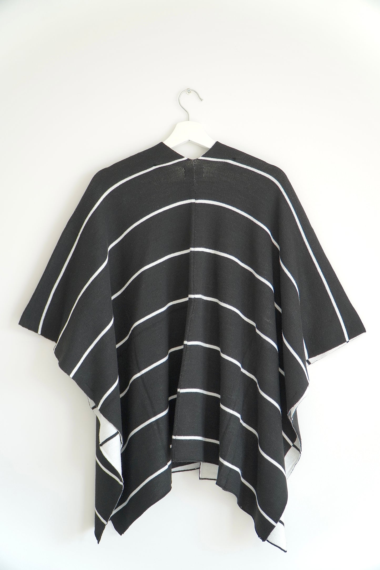 Seed Heritage Black and White Striped Kimono-Style Poncho (O/S)