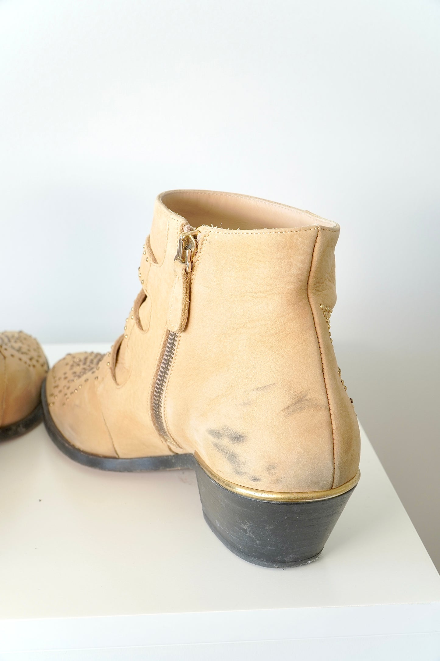 Chloe Tan Susanna Studded Ankle Boots W/ Gold Detailing (37)